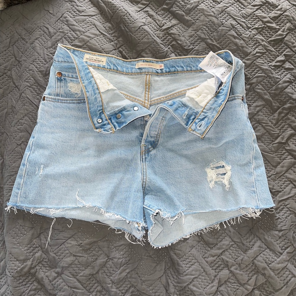 Free Shipping - NWOT Women’s Levi Ribcage Shorts High Rise